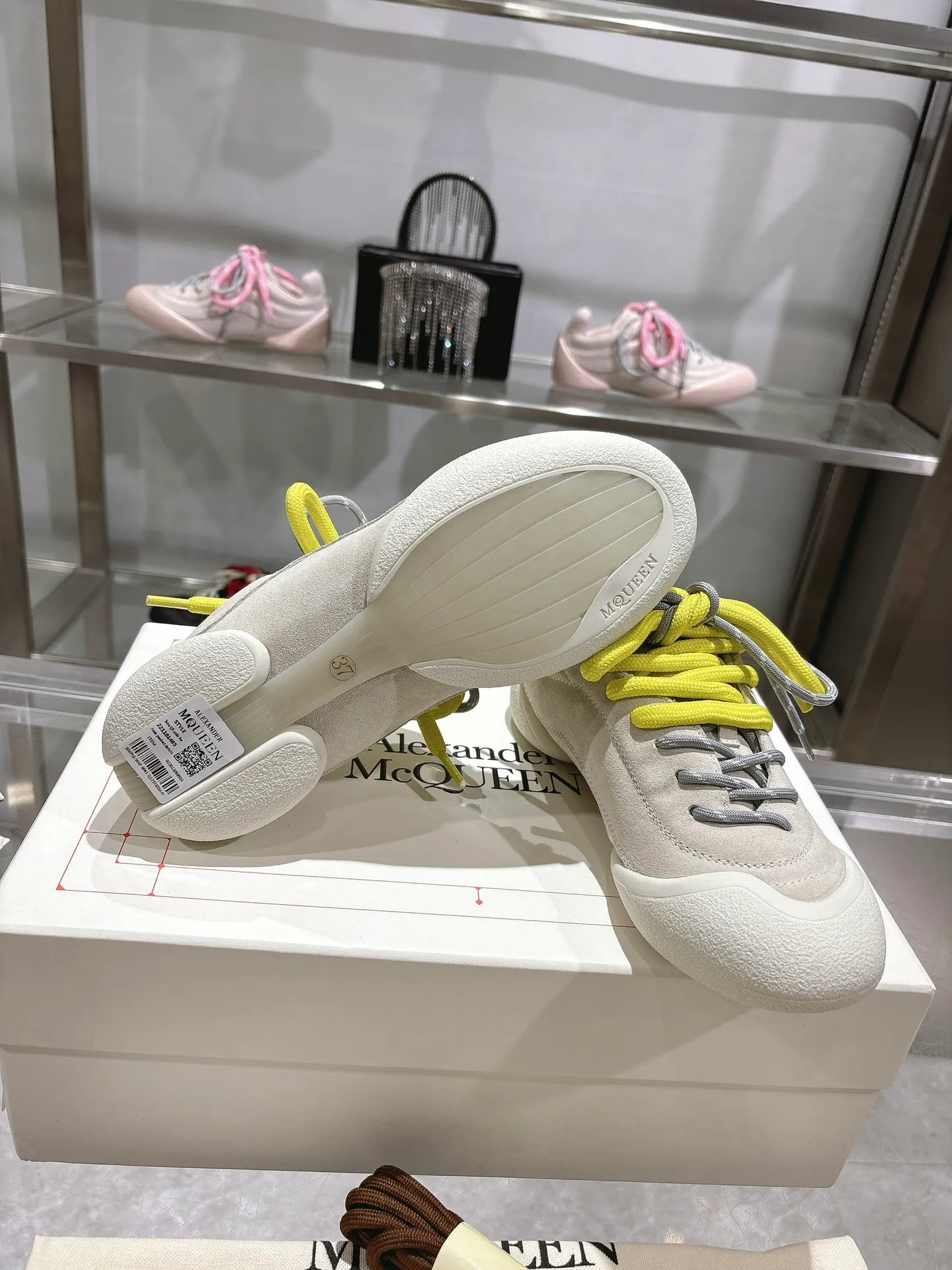 p580💰Couple model 𝐀𝐥𝐞𝐱𝐚𝐧𝐝𝐞𝐫 𝐌𝐜𝐐𝐮𝐞𝐞𝐧#/Alexander McQueen’s latest Flexion series, retro, casual, sneakers, original purchase, development, production, this Flexion Off Low-top sneakers in white grained leather with varying sized laces and an anatomically inspired lightweight segmented sole. The reverse skull pattern is embossed on the heel. Fabric: Original customized imported first-layer cowhide. Lining: Customized imported breathable mesh lining. Sole: Original open-molded non-slip TPU material. Bottom thickness: 2CM. Size: #Female size 35-40 (40 customized, non-refundable) #Men’s code 39-45 (45 customized, non-refundable)